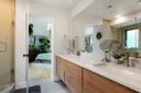 Bedroom 2 en suite bathroom