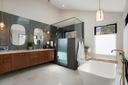 Bedroom 1 en suite bathroom