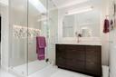 Bedroom 1 en suite bathroom