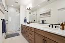 Bedroom 1 en suite bathroom