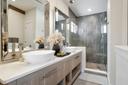 Bedroom 1 en suite bathroom