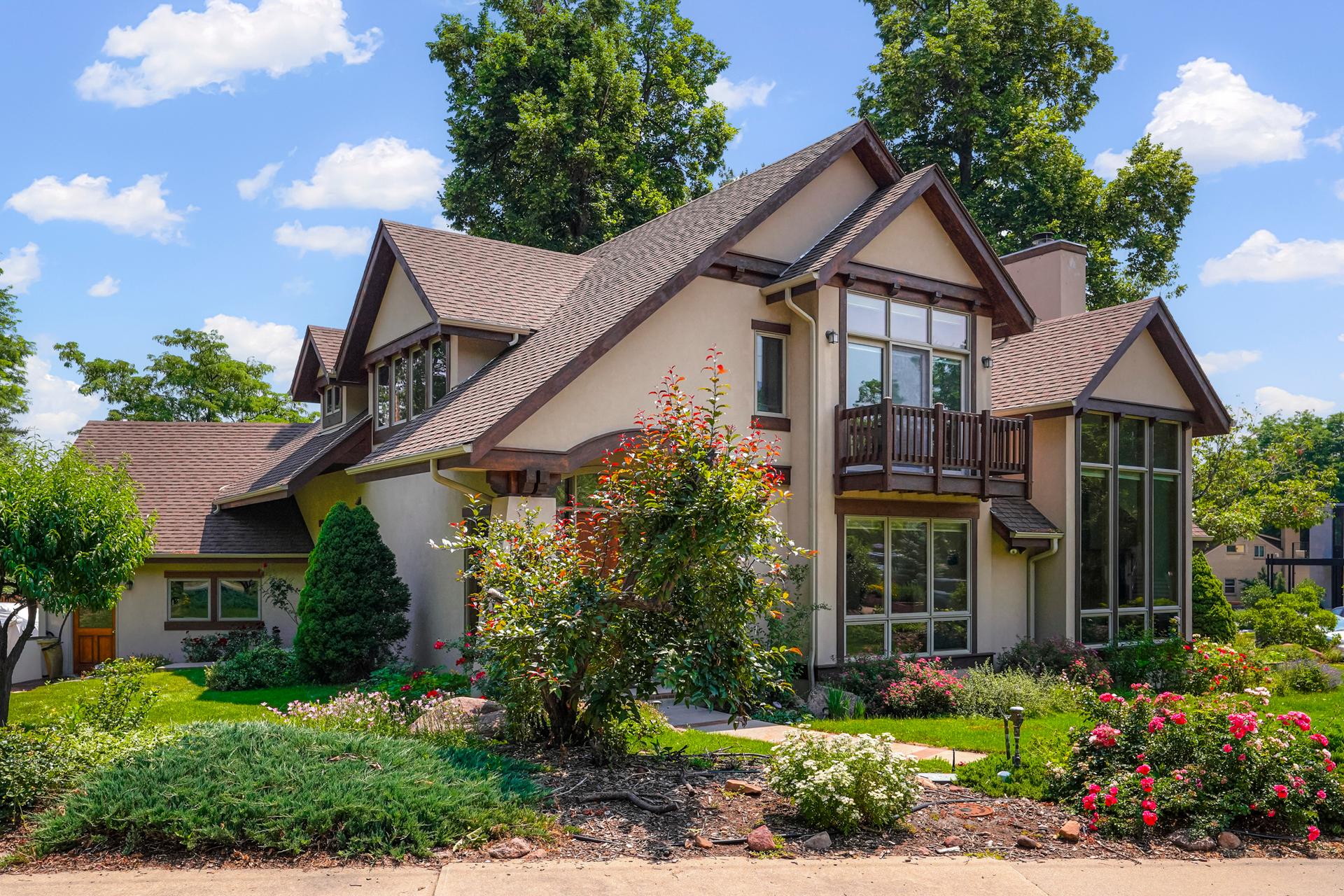 Very Walkable, Light Filled Home with Amazing Views ⛰️