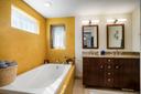 Bedroom 1 en suite bathroom