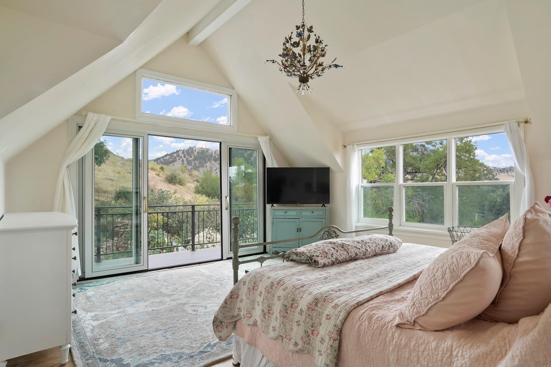 Private Garden Retreat on Open Space, Minutes from Pearl Street