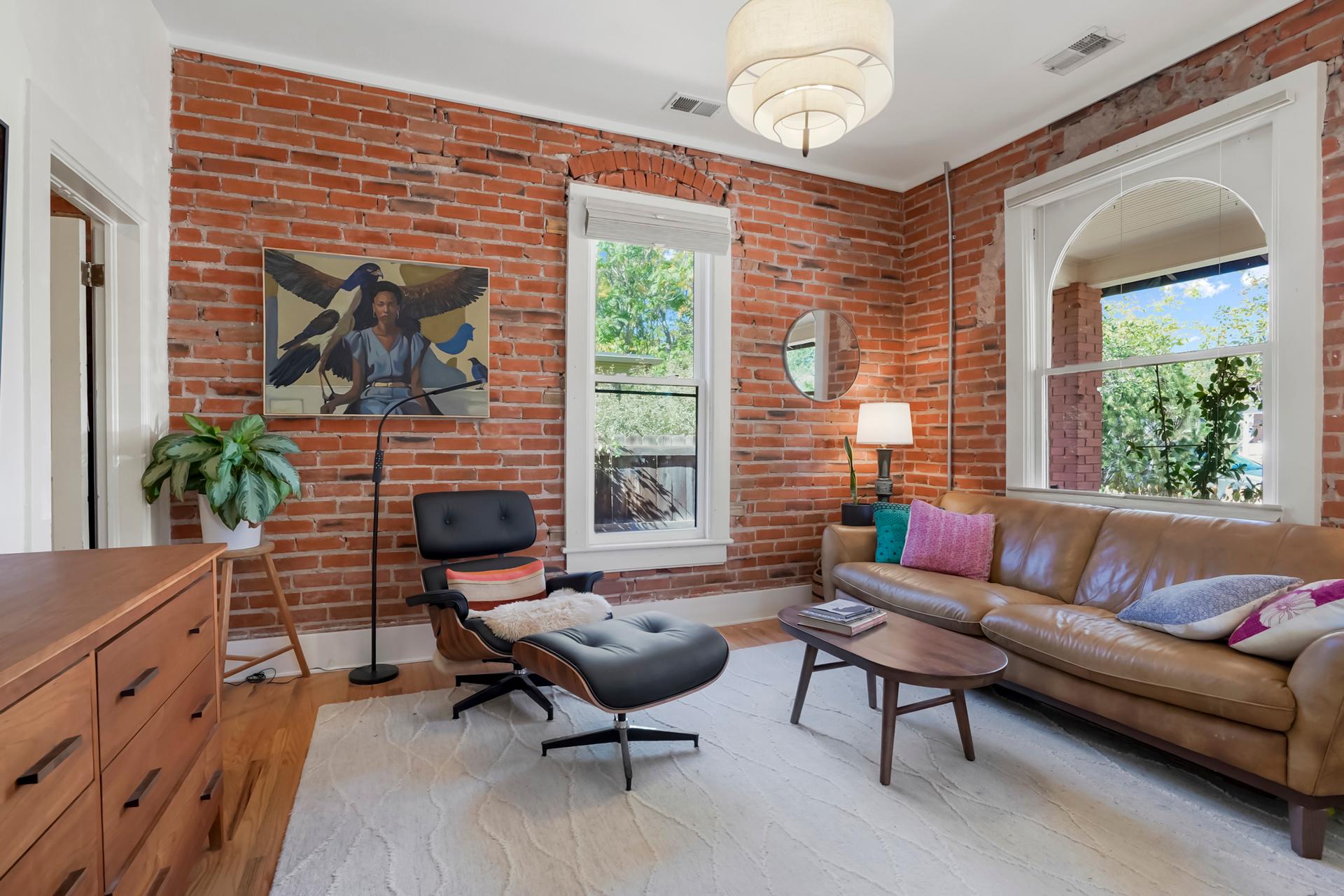 1 Block Off Pearl St - Quiet and Comfortable Brick Residence — photo 2