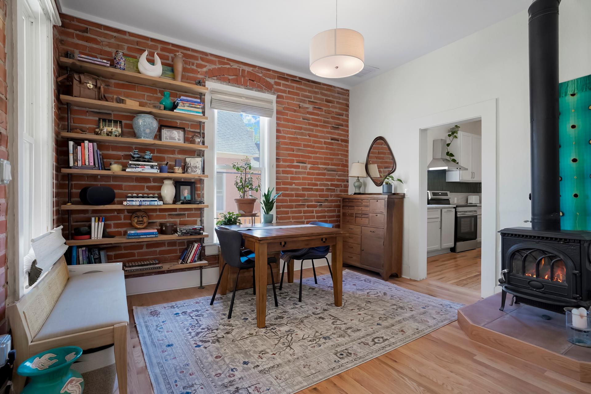 1 Block Off Pearl St - Quiet and Comfortable Brick Residence — photo 5