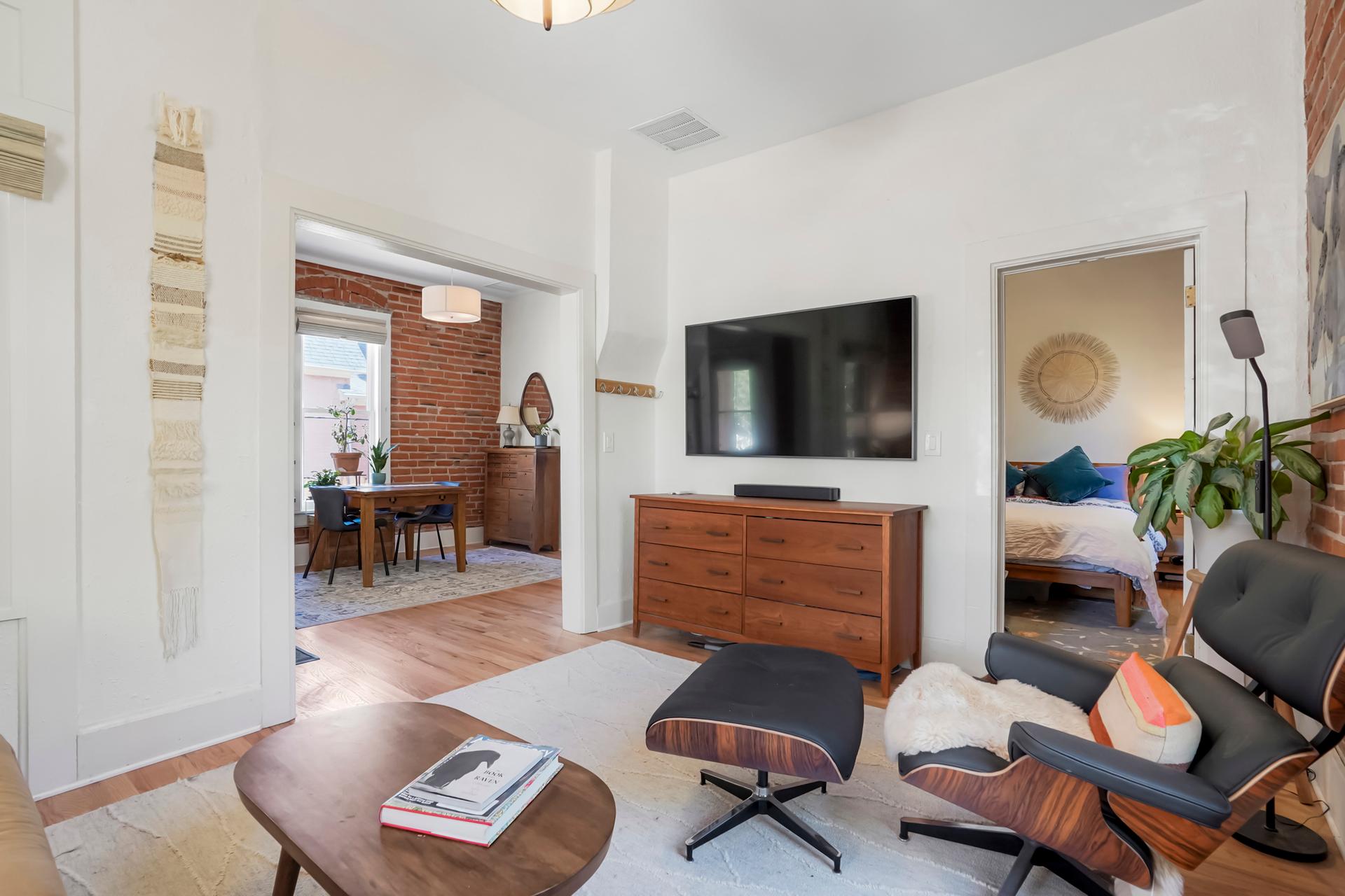 1 Block Off Pearl St - Quiet and Comfortable Brick Residence — photo 4