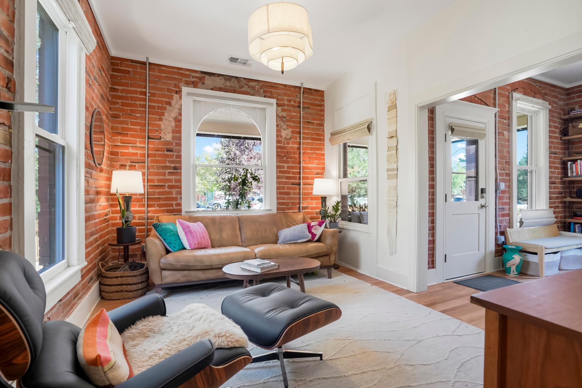 1 Block Off Pearl St - Quiet and Comfortable Brick Residence — photo 3