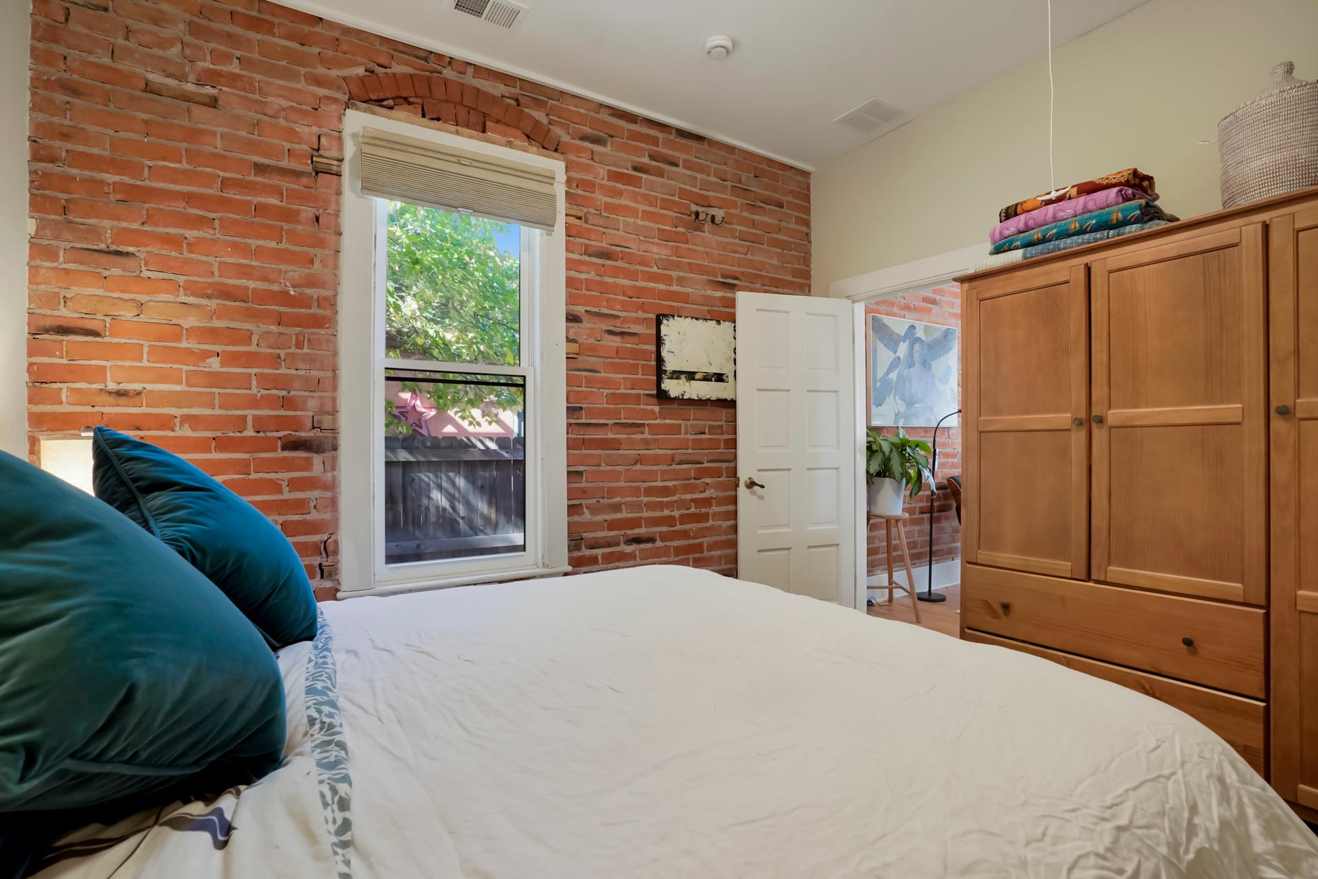 1 Block Off Pearl St - Quiet and Comfortable Brick Residence
