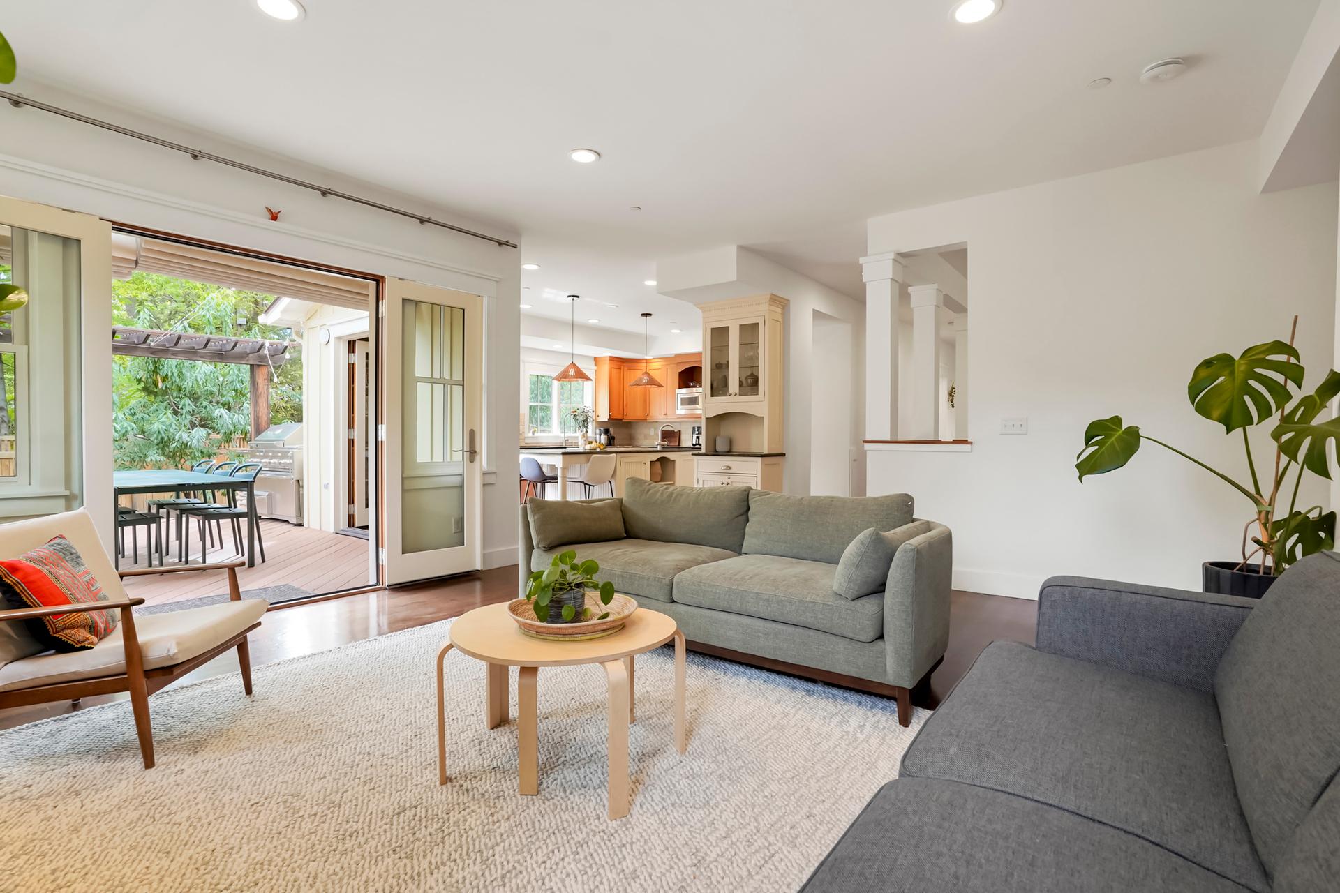5BR/5BA/3 Office—10-Min Walk From Downtown — photo 2