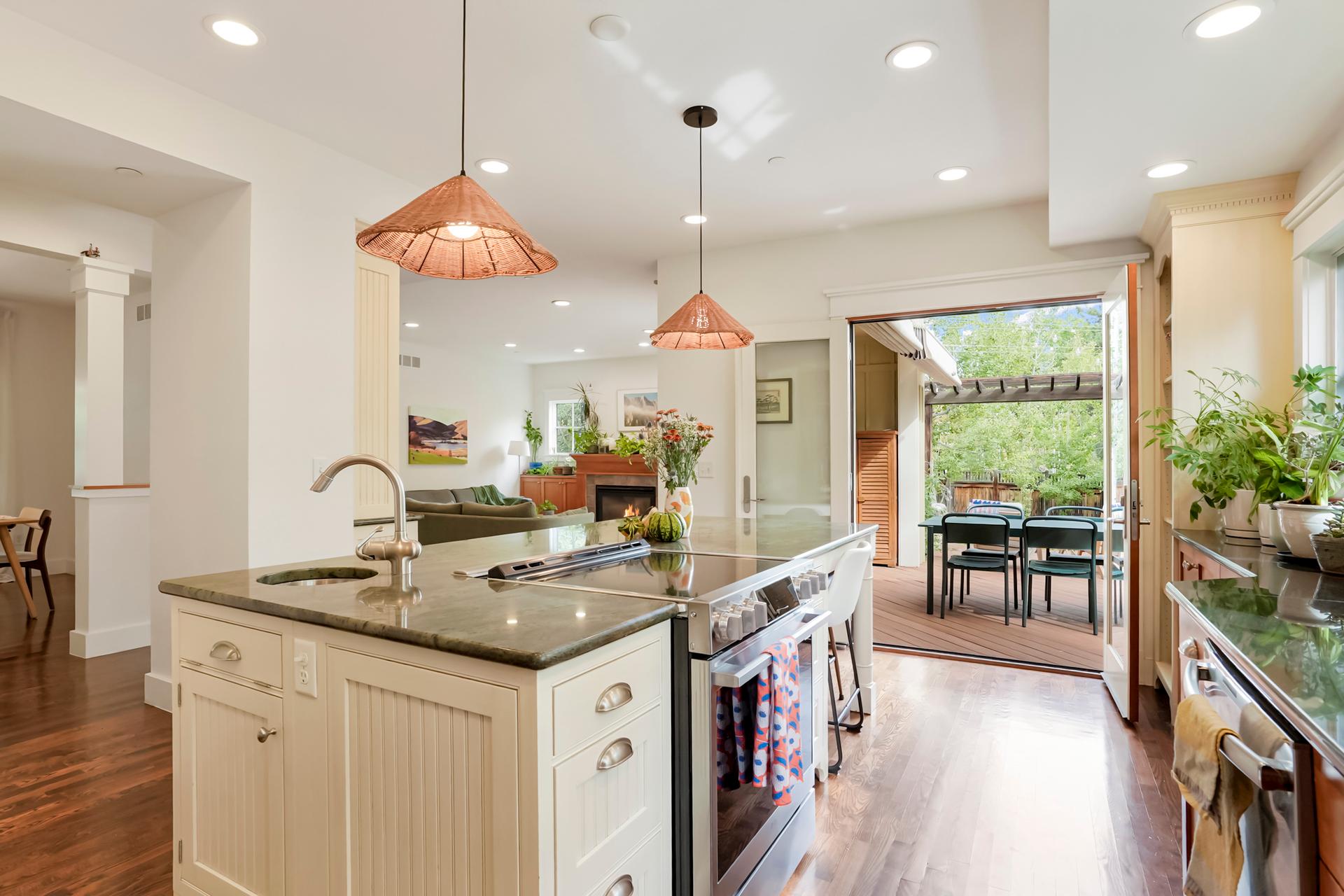 5BR/5BA/3 Office—10-Min Walk From Downtown