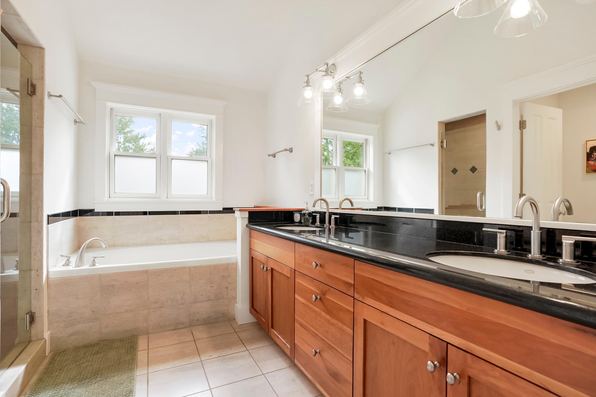 5BR/5BA/3 Office—10-Min Walk From Downtown — photo 5