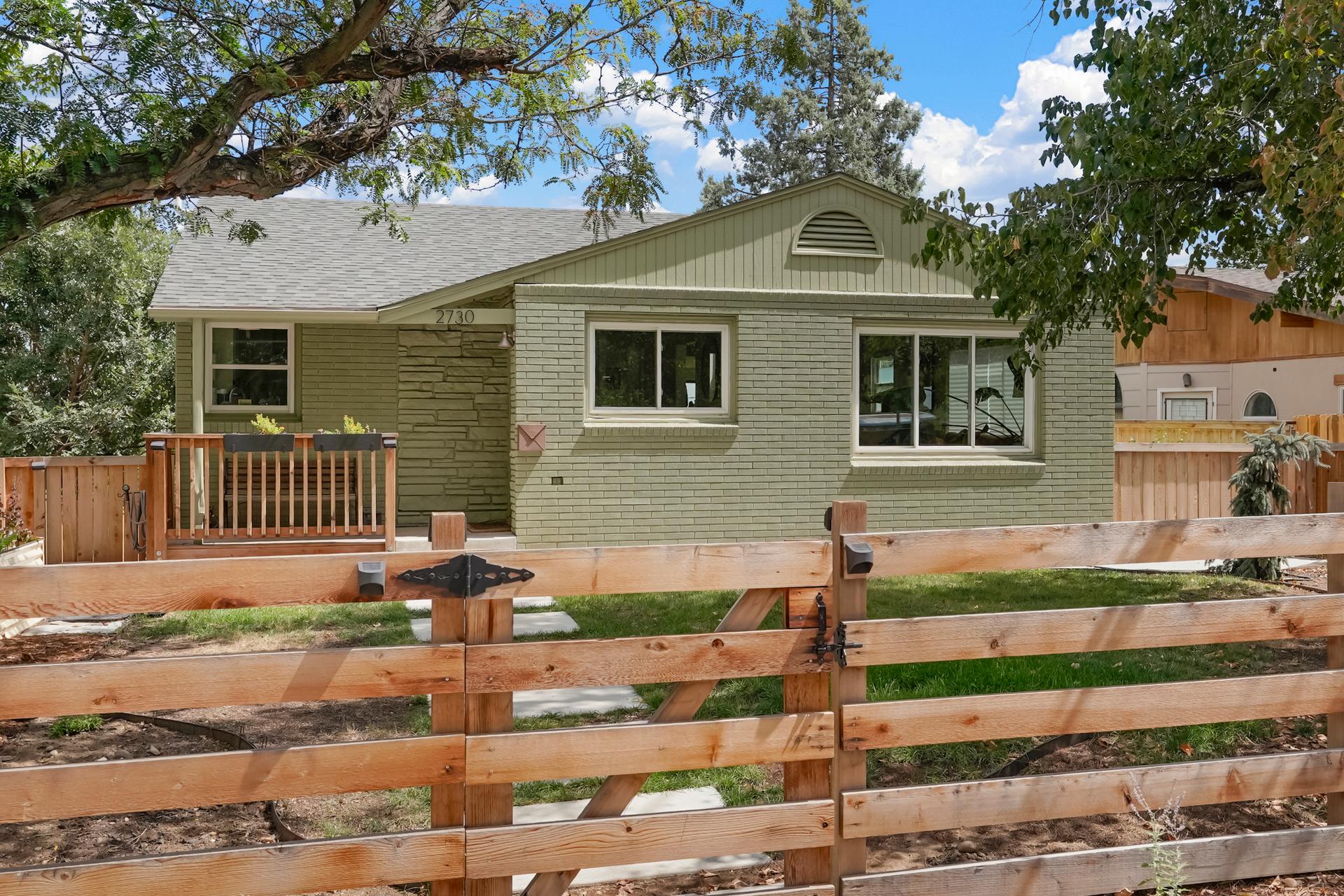 Midcentury bungalow, walkable to Boulder's best trails and Pearl Street