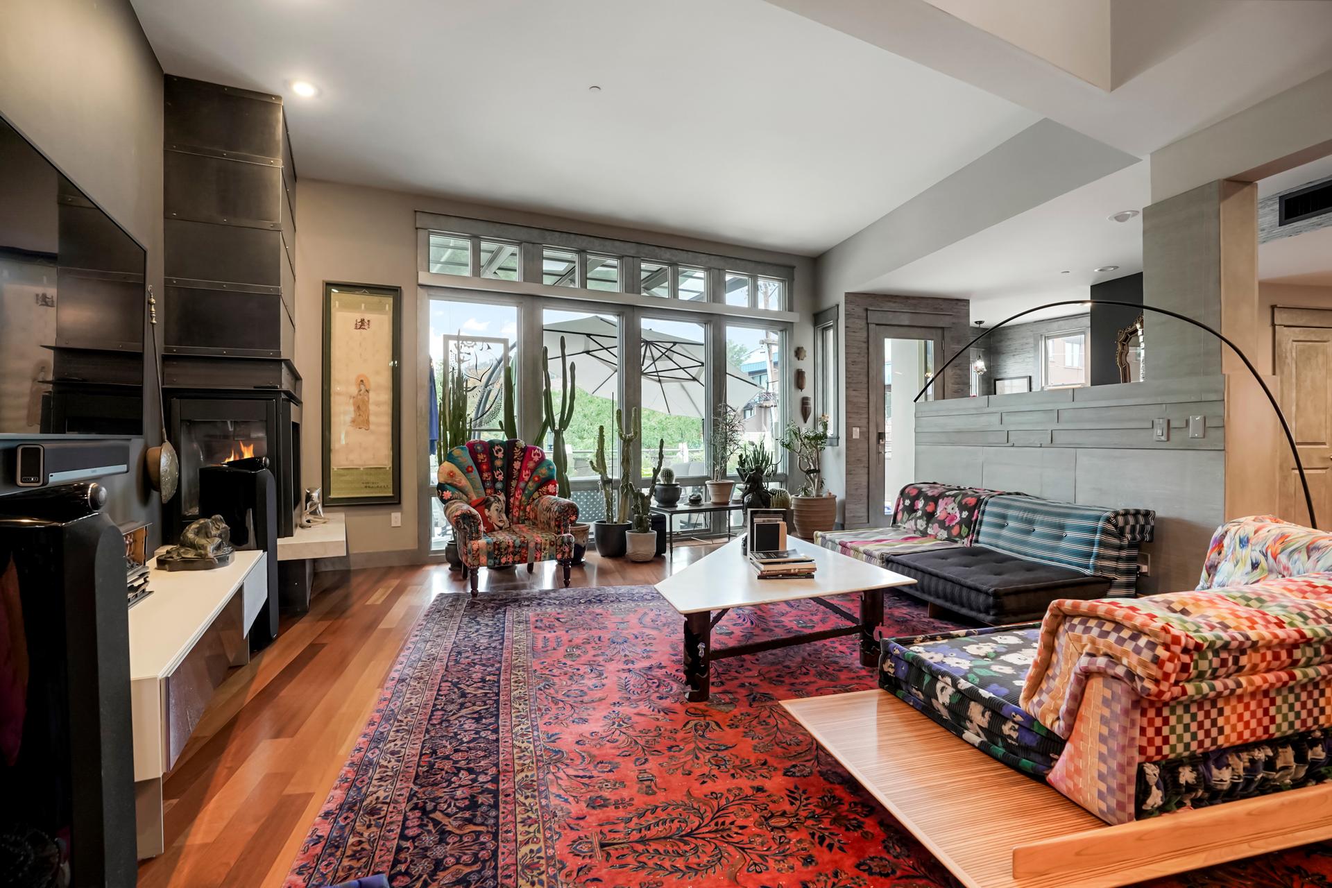 Stay Right Downtown - Unique Bohemian Loft - Pearl St at Your Front Door — photo 3