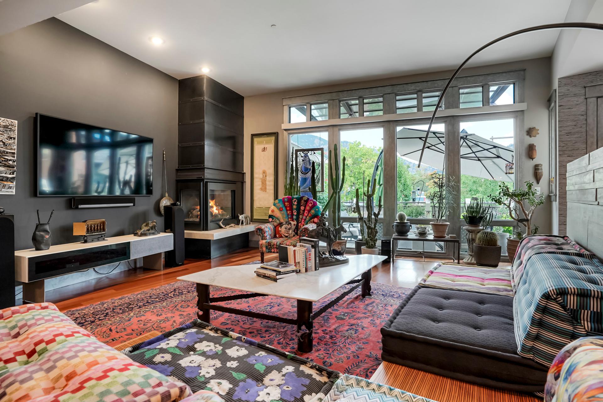 Stay Right Downtown - Unique Bohemian Loft - Pearl St at Your Front Door — photo 2