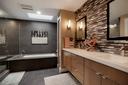 Bedroom 1 en suite bathroom