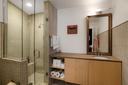 Bedroom 2 en suite bathroom