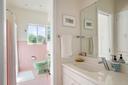 Bedroom 1 en suite bathroom